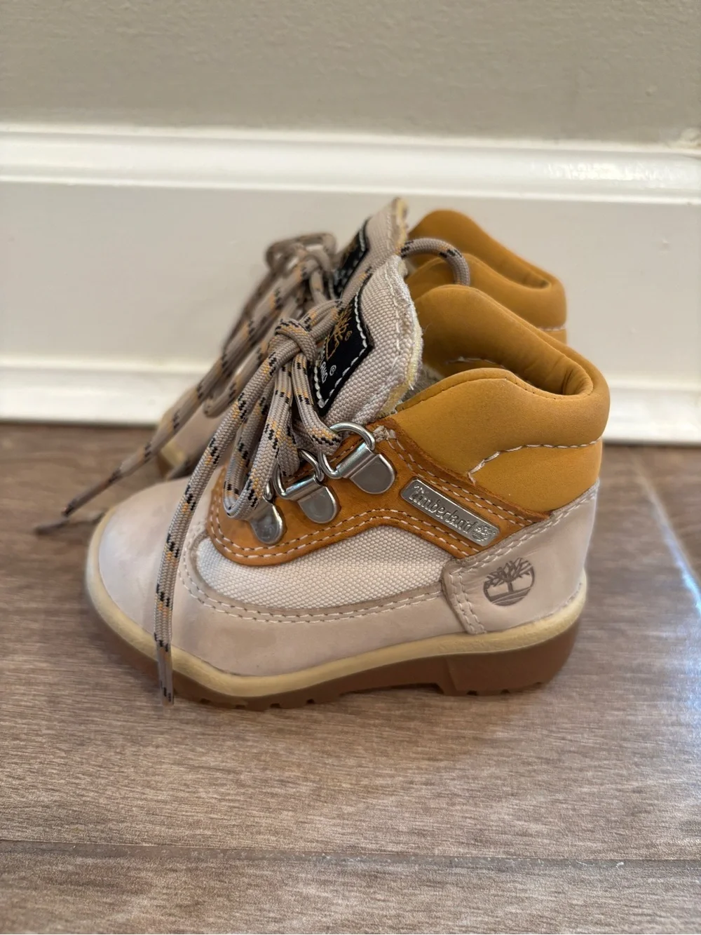 Timberland Kids Cream and Tan Outdoor Lace-Up Boots Toddler Size 4.5 Boys Hiking